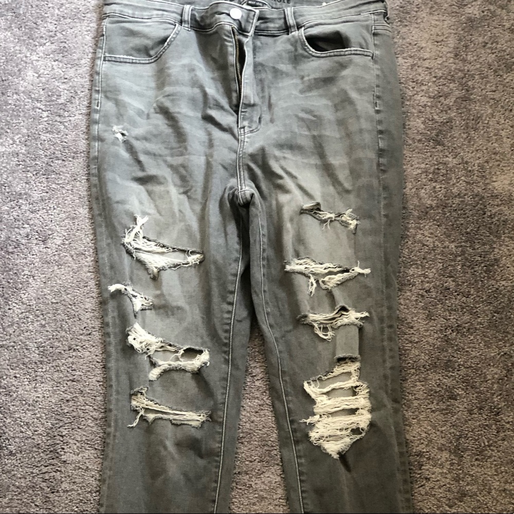 AE GREY DISTRESSED JEANS 🤍